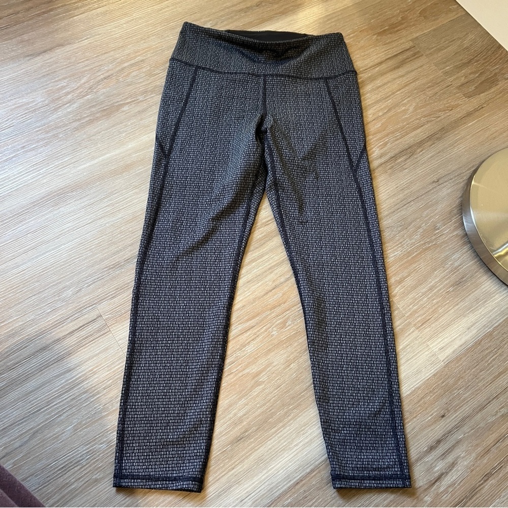 Under Armour Gray & Black Patterned Women’s Leggings Size M 23” EUC